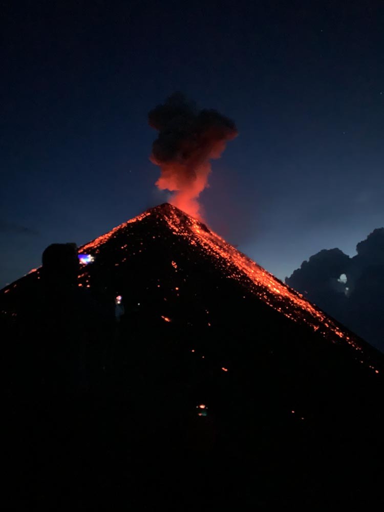 Туристы фотографируют извержение вулкана фуэго в гватемале 