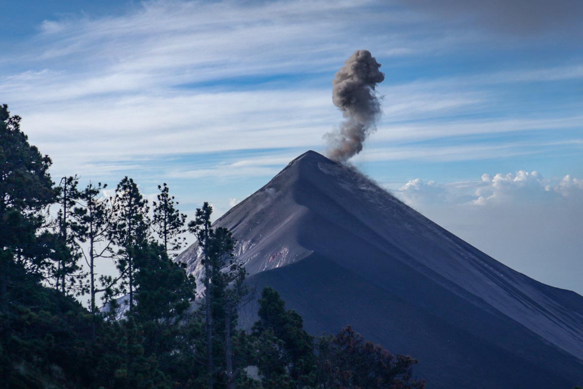 Столб пепла во время извержение вулкана Фуэго в Гватемале