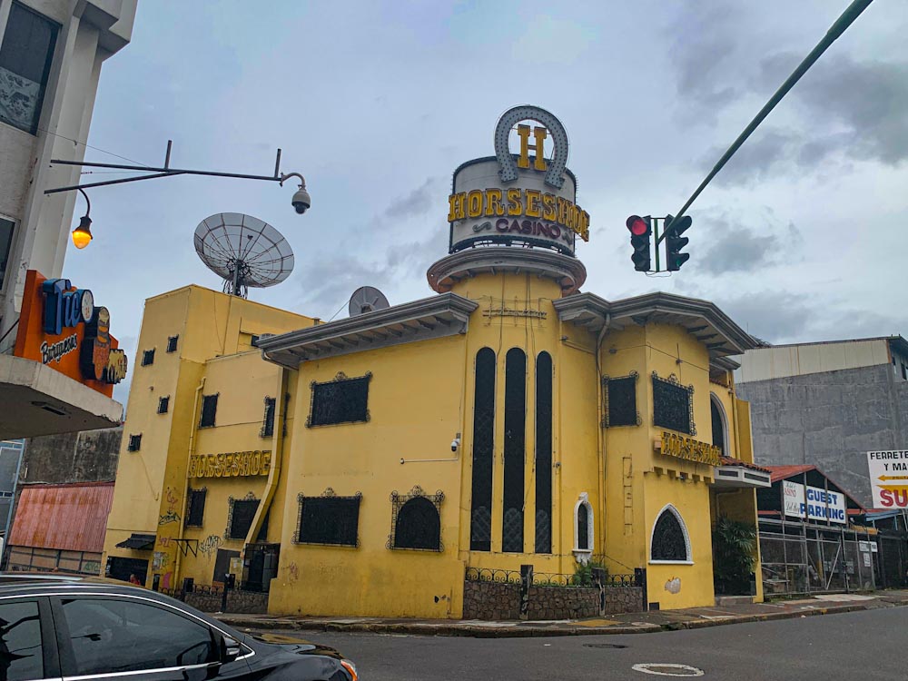 Здание желтого казино в Сан-Хосе Коста-Рика