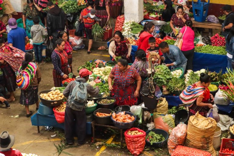 Женщина из Гватемалы продает на рынке овощи