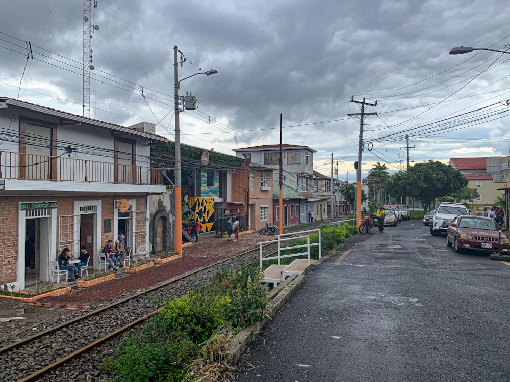 Ресторан у железной дороги в Коста-Рике