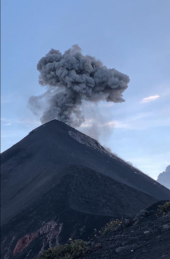 Пепельное облако — извержение вулкана Фуэго в Гватемале