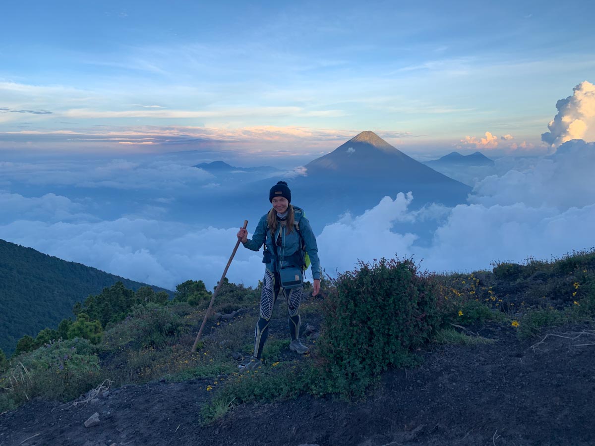 Девушка на фоне вулканов в Гватемале