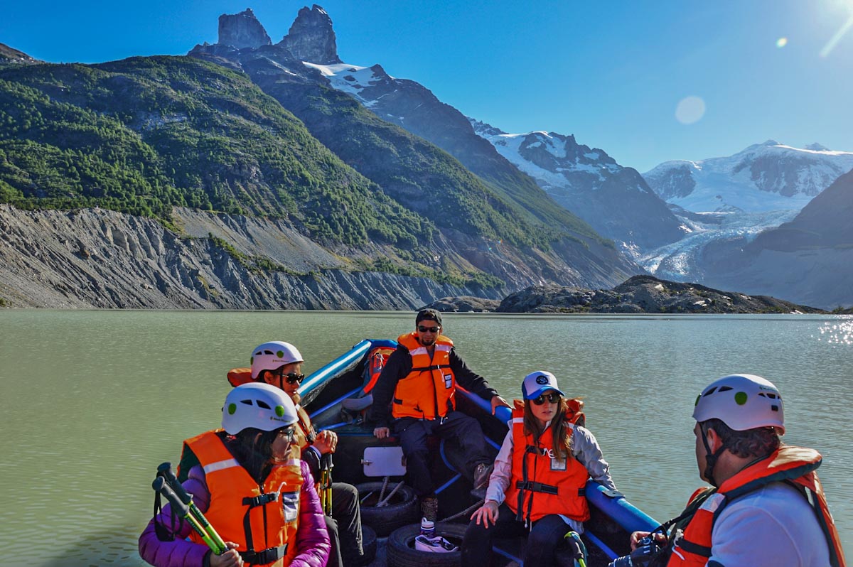 Boat ride on the glacier lake / Туристы в лодке у ледника Каюкео
