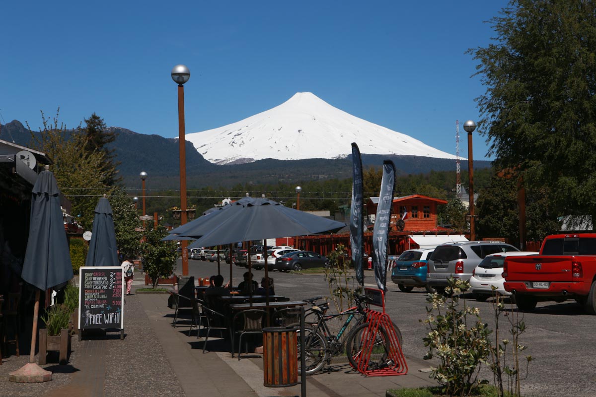 Город Пукон и вулкан Вильяррика / Villarrica volcano view from Pucon