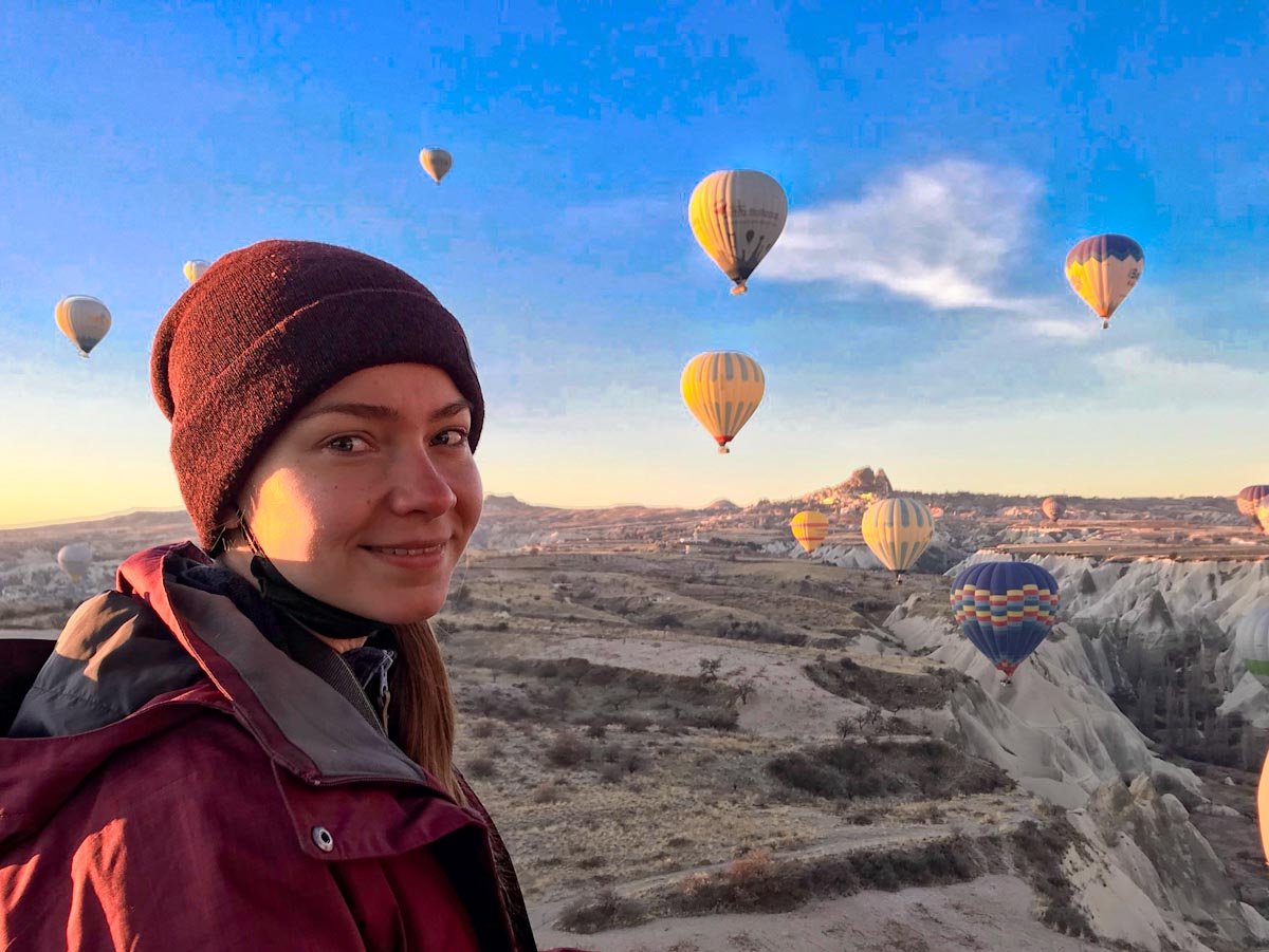 girl infront of hot air balloons 