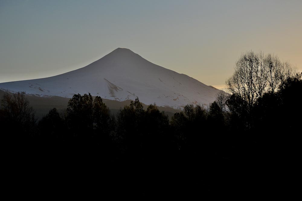 Вулкан Вильярика в Пукон / Villarrica volcano in Pucon at sunset