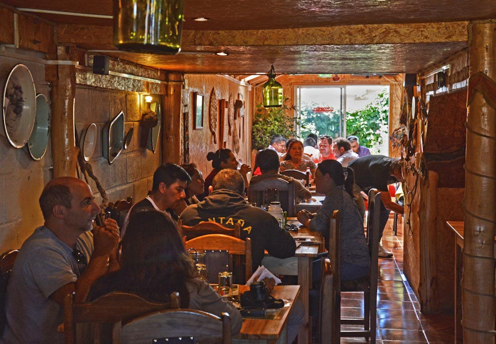 Люди в ресторане в Патагонии