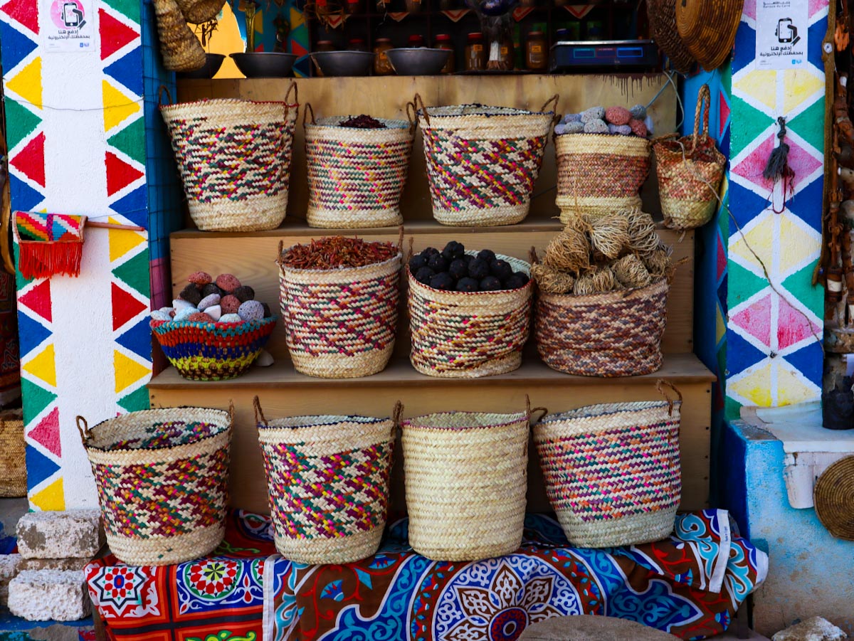Специи в плетеных корзинах на рынке в Нубийской деревне в Асуане