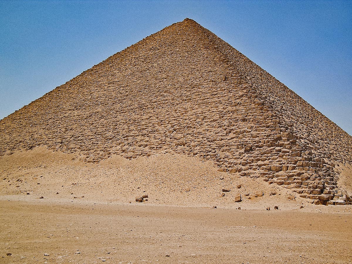 Красная или розовая пирамида в Дахшуре