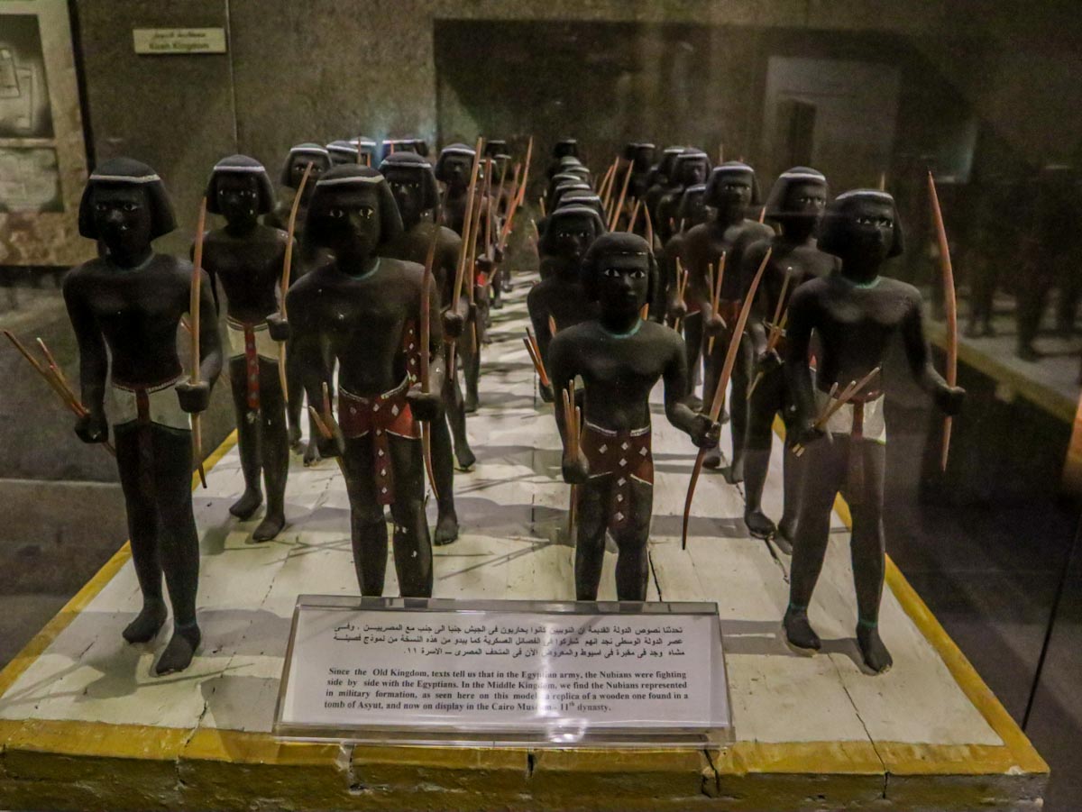 Статуи воинов — музей Нубия
