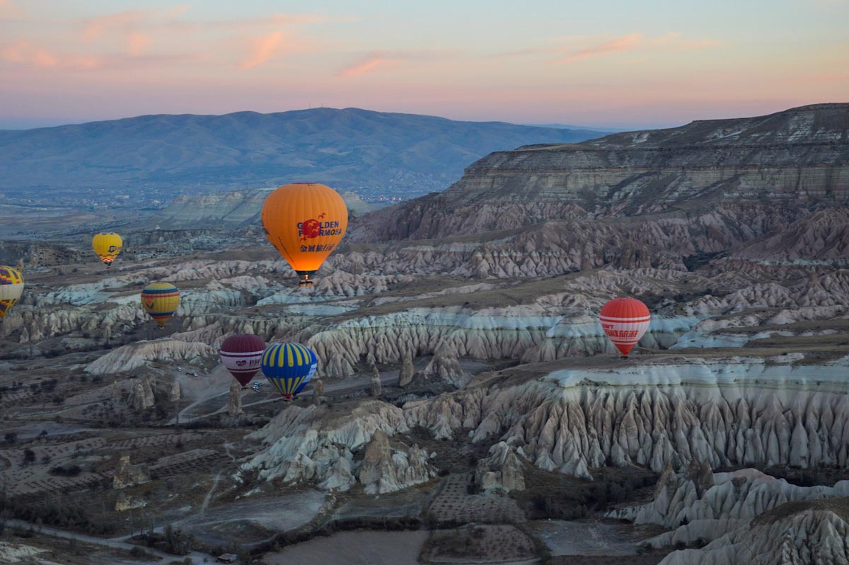 Каппадокия на рассвете вид из шара - Hot air balloon ride in Cappadocia
