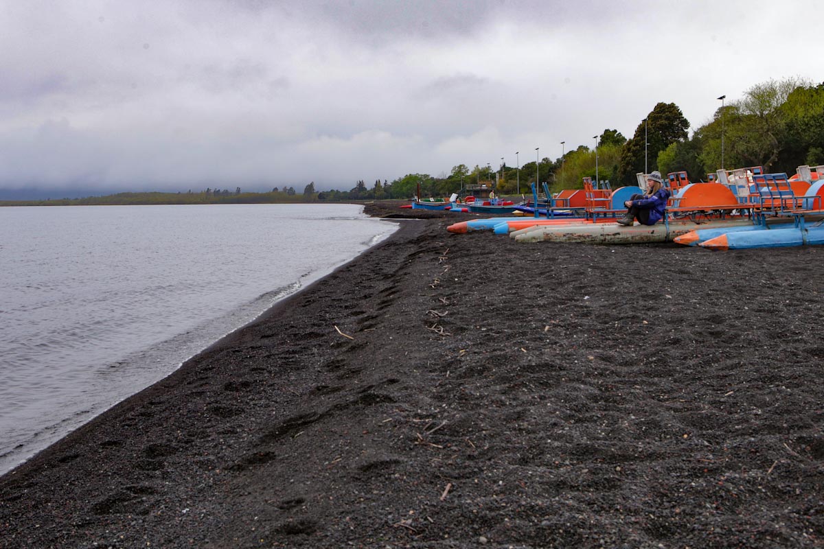 Black beach at Pucon / Черный пляж в городе Пукон