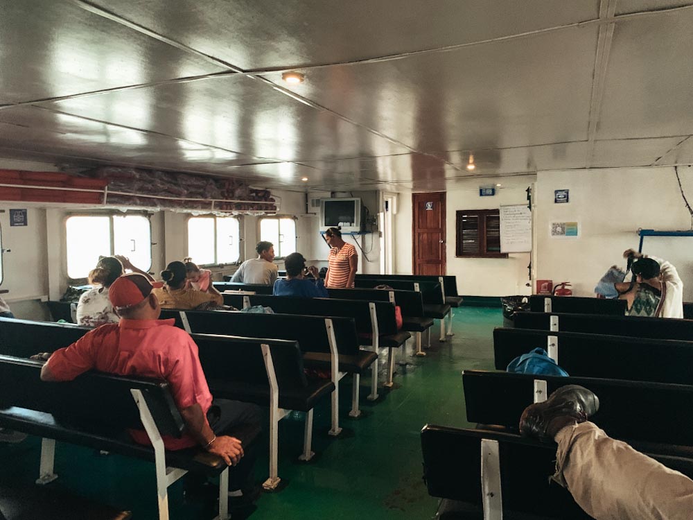 На борту парома сидят люди / On board on the Granada ferry in Nicaragua 