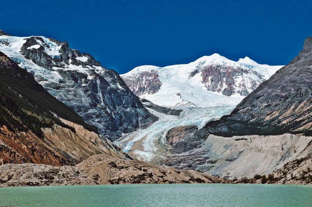 Ледник Каюкео / View of the Calluqueo glacier from the lake