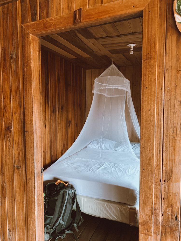 маленькая комната с москитной сеткой над кроватью — room with mosquito net