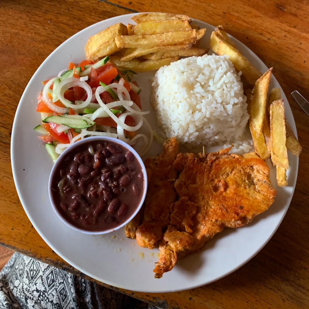 Кухня Никарагуа — тарелка с мясом, фасолью,картофелем фри и салатом