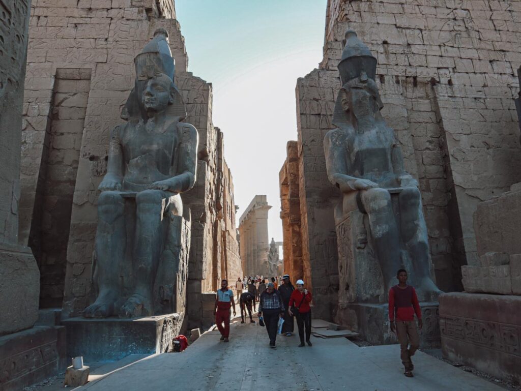 Статуи фараонов на входе в Луксорский храм 