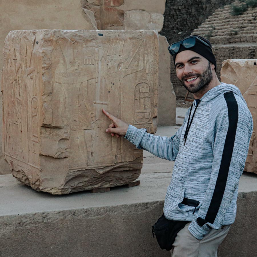 Мужчина фотографируется с египетским монументом