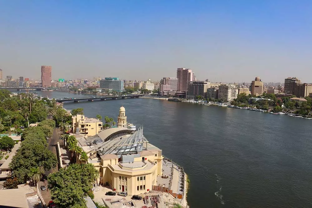 Вид на высотки столицы египта и реку Нил