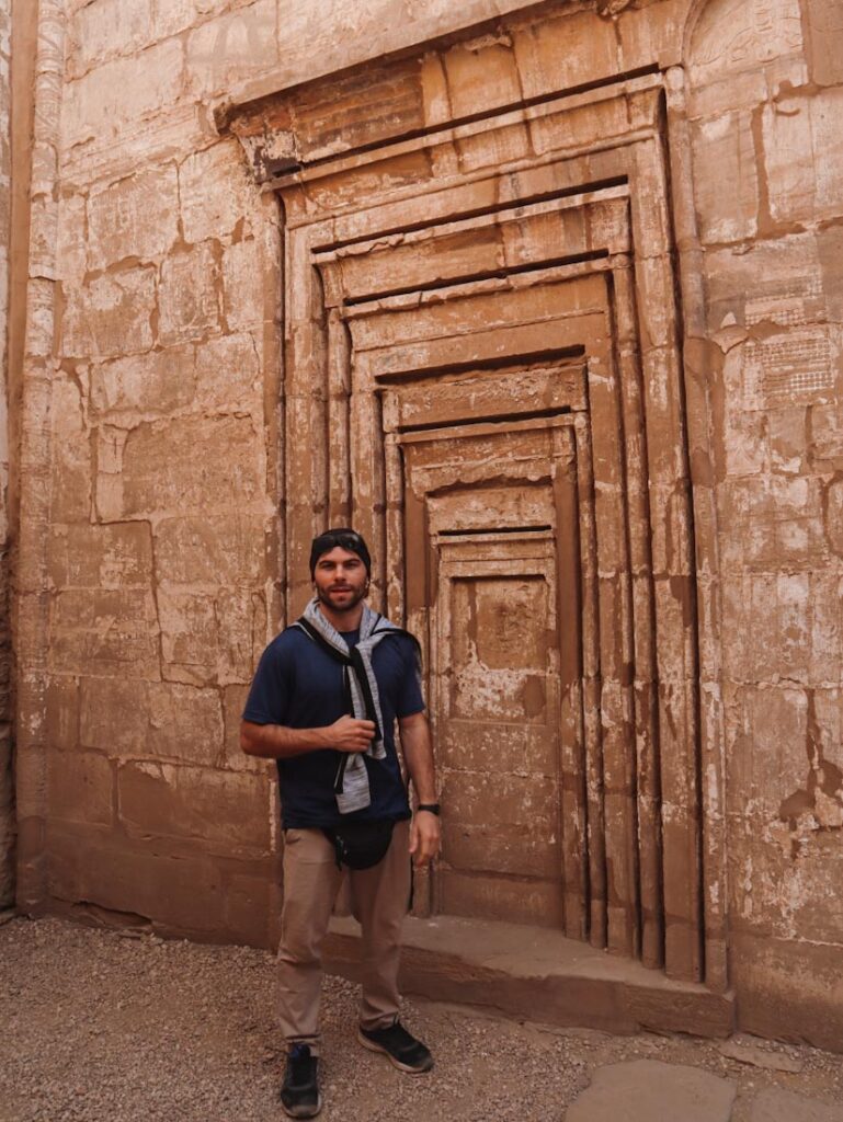 Мужчина на фоне ложной двери в Египте