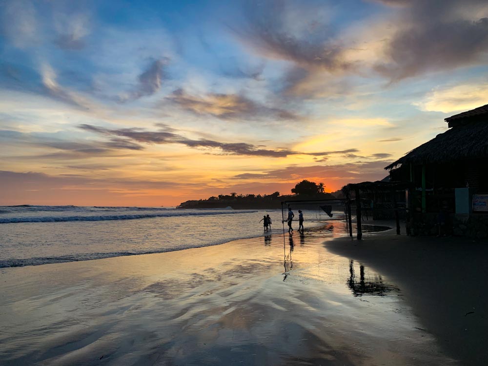 Закат на пляже Куко Сальвадор