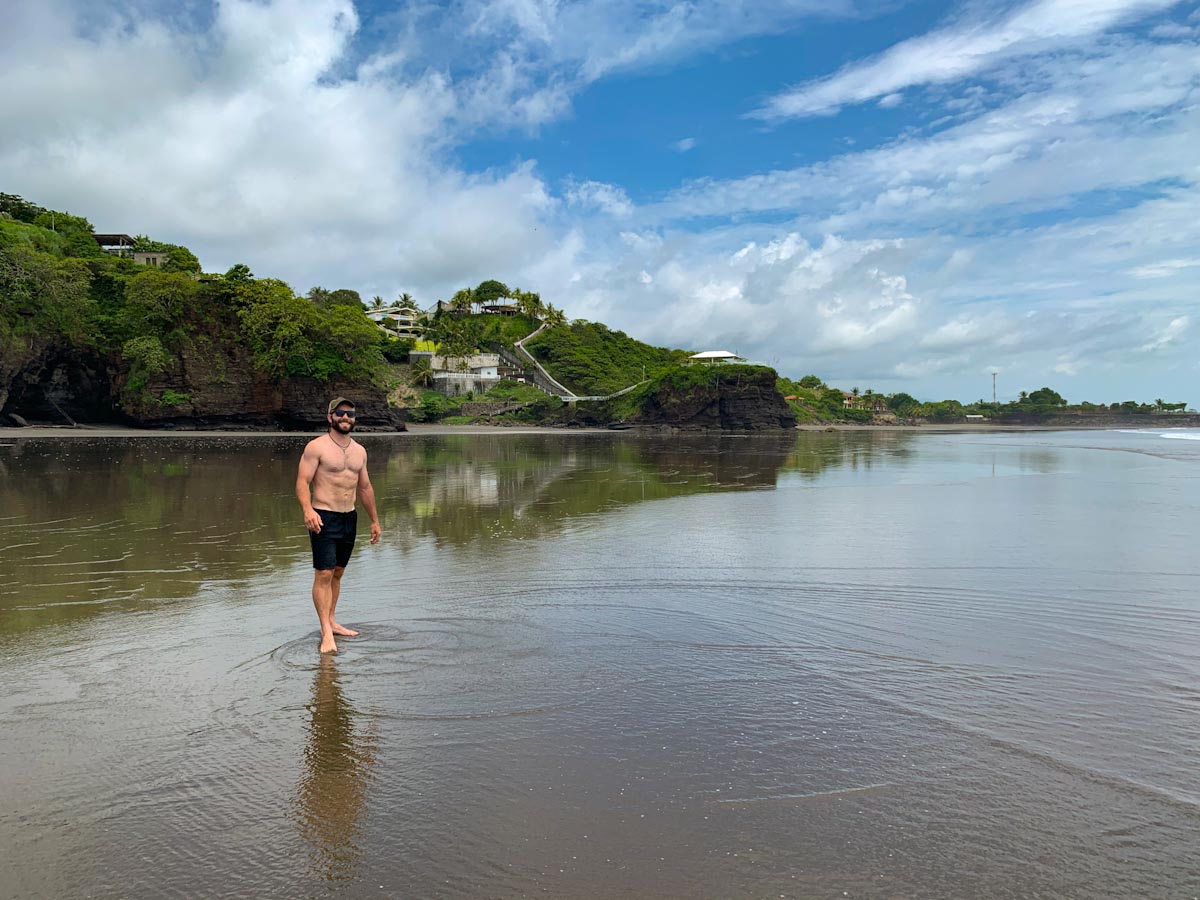 Мужчина на берегу Тихого океана — пляжи Сальвадора