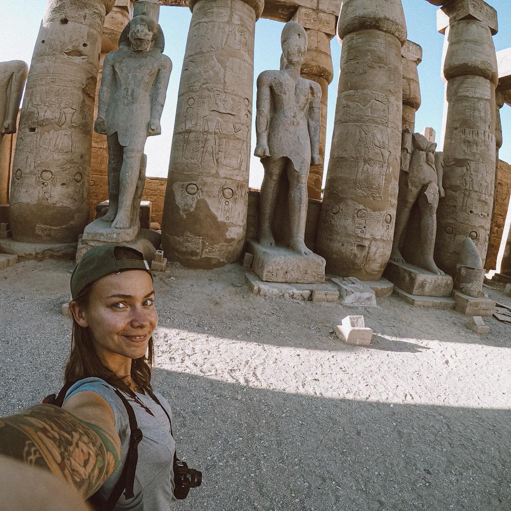 Селфи на фоне египетского памятника
