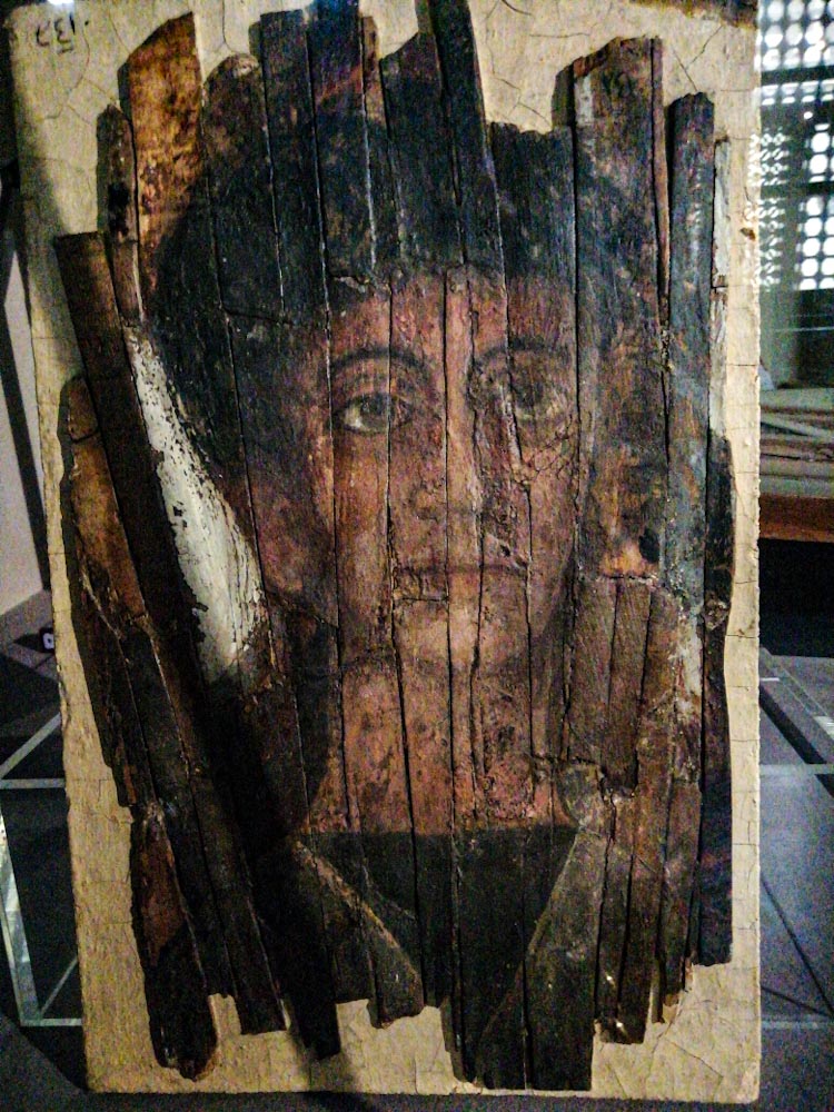 Изображение лица на деревянных дощечках — музей Коптский квартал