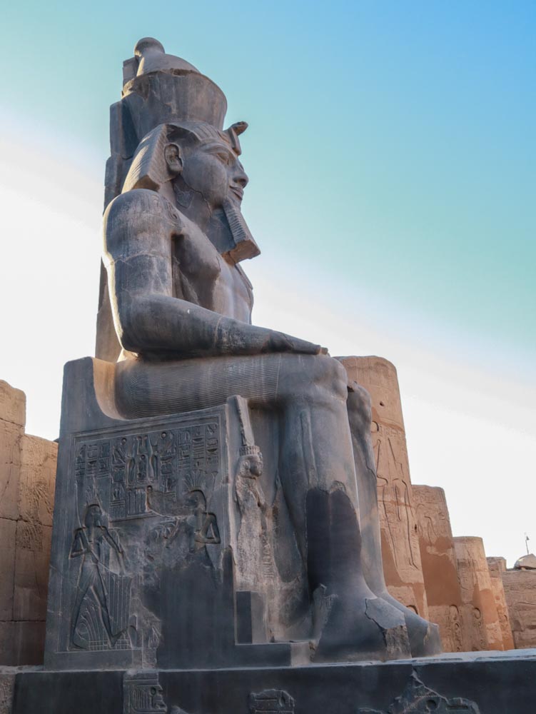 Монумент Луксорский храм — фараон сидит на троне