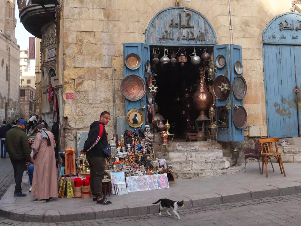 Мужчина продает арабские сувениры
