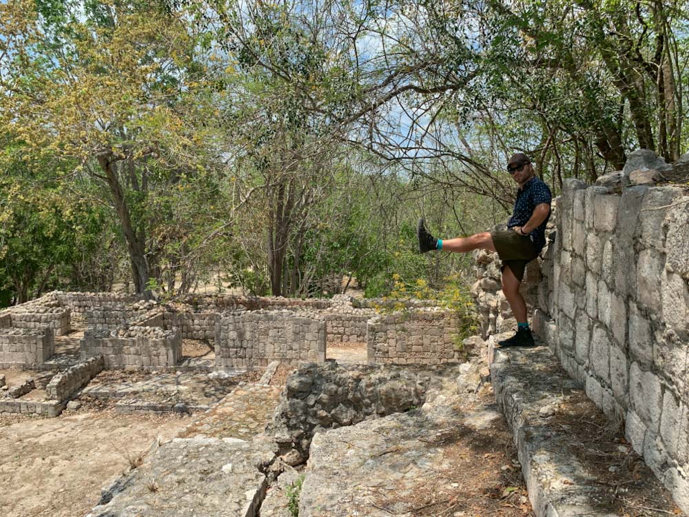 Мужчина на стене древнего города майя