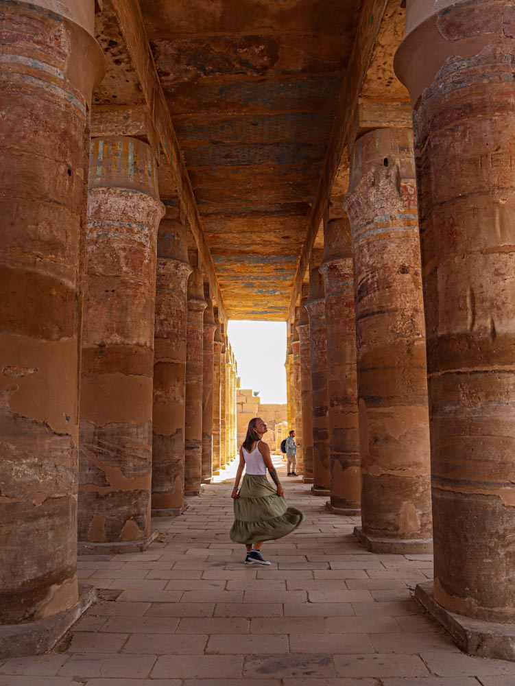 Девушка среди колоннады Карнакский храм