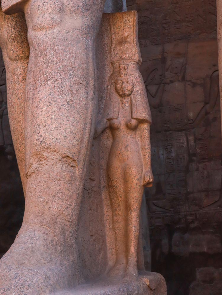 Статуэтка супруги фараона у его ног