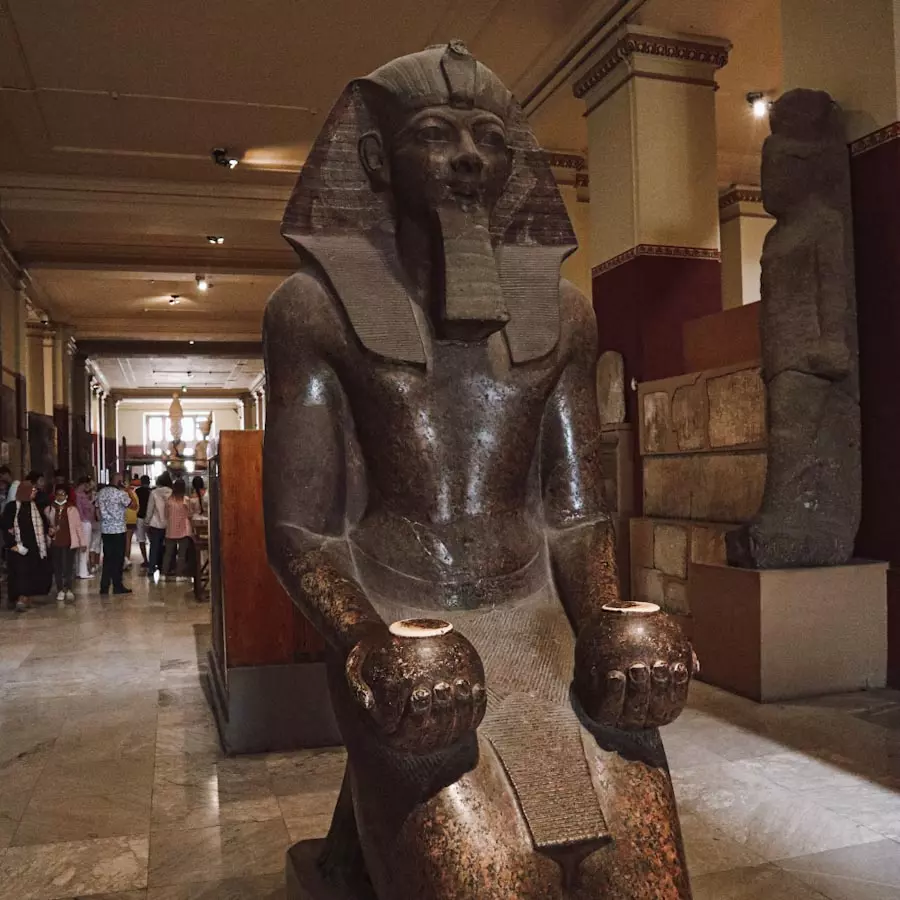 Статуя фараона
