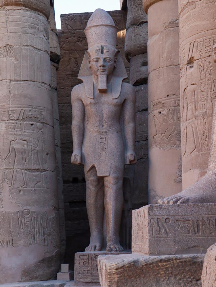 Статуя стоящего царя Египта