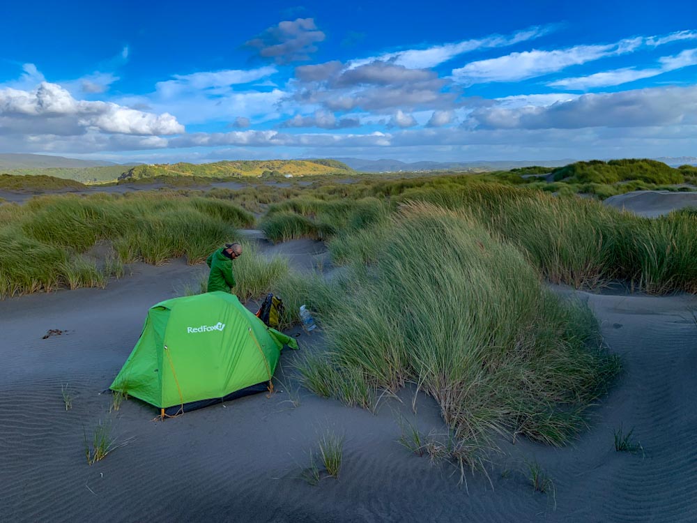 Зеленая палатка на песке