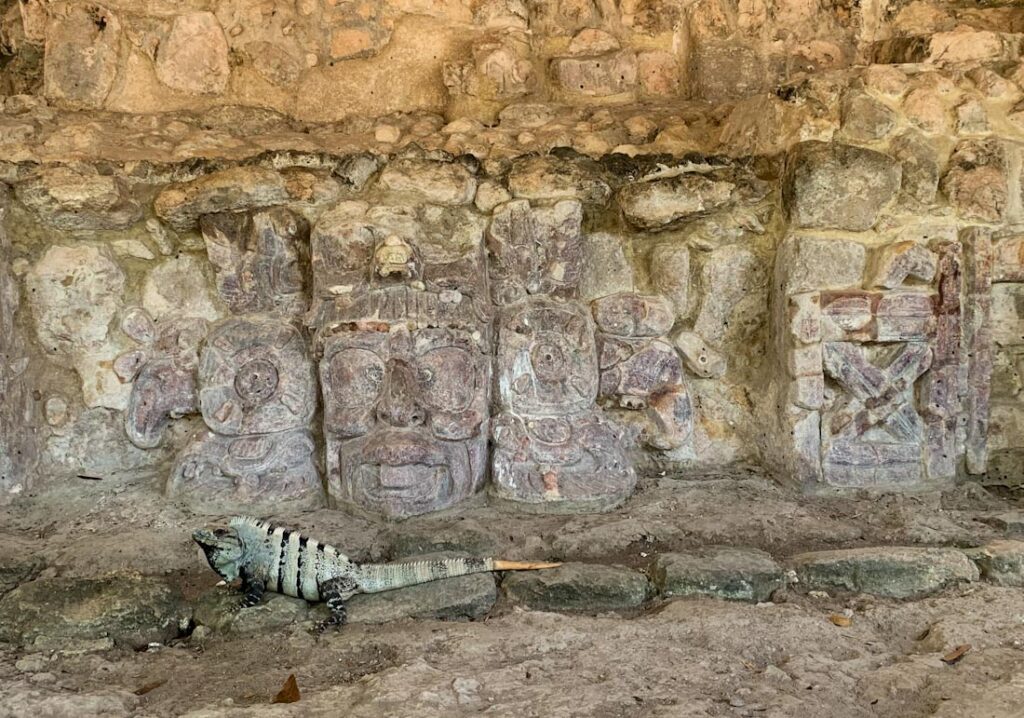 Рельеф бога майя в Мексике