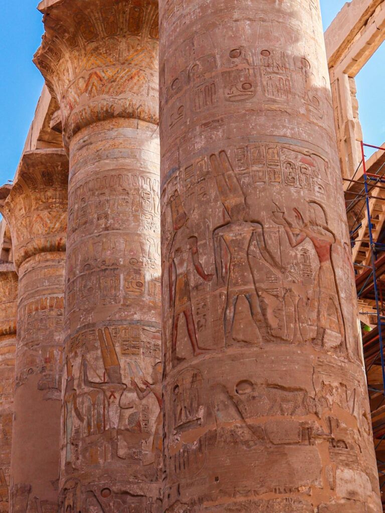 Росписи колонн в древнеегипетском храме