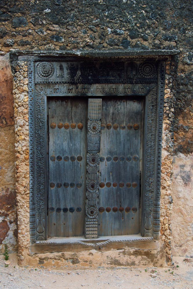 деревянная резная дверь — старый город Момбаса