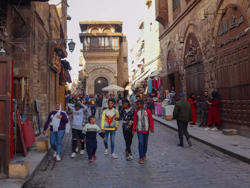 Люди гуляют по улице в городе Каир
