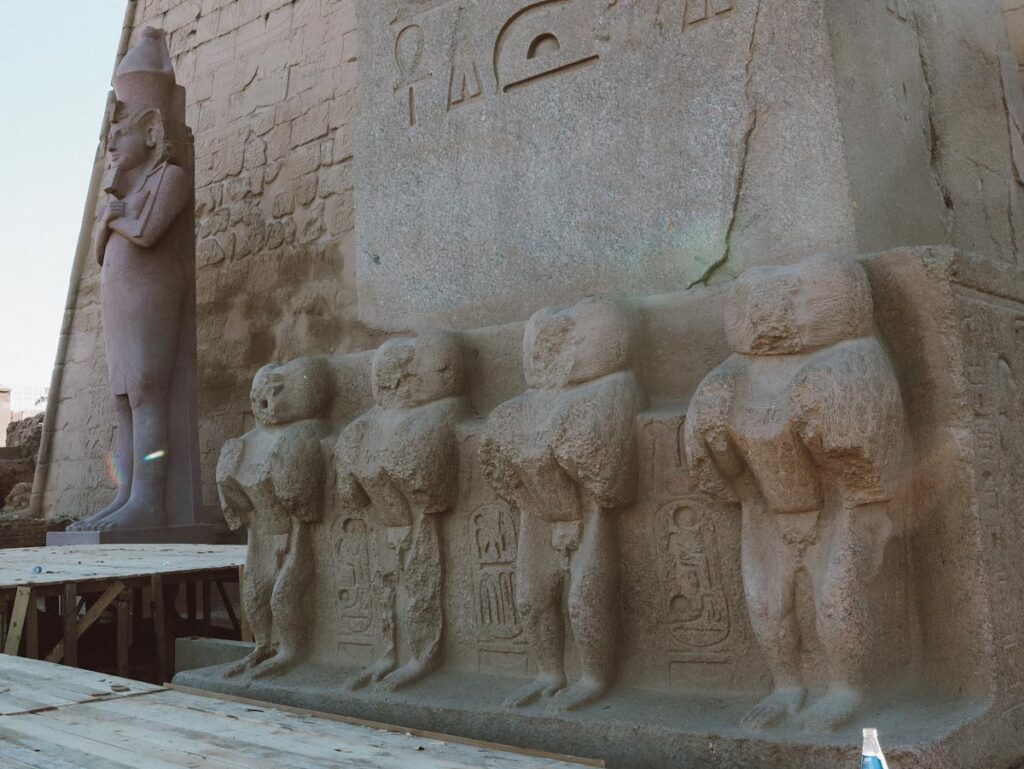 Статуи бабуинов Луксорский храм