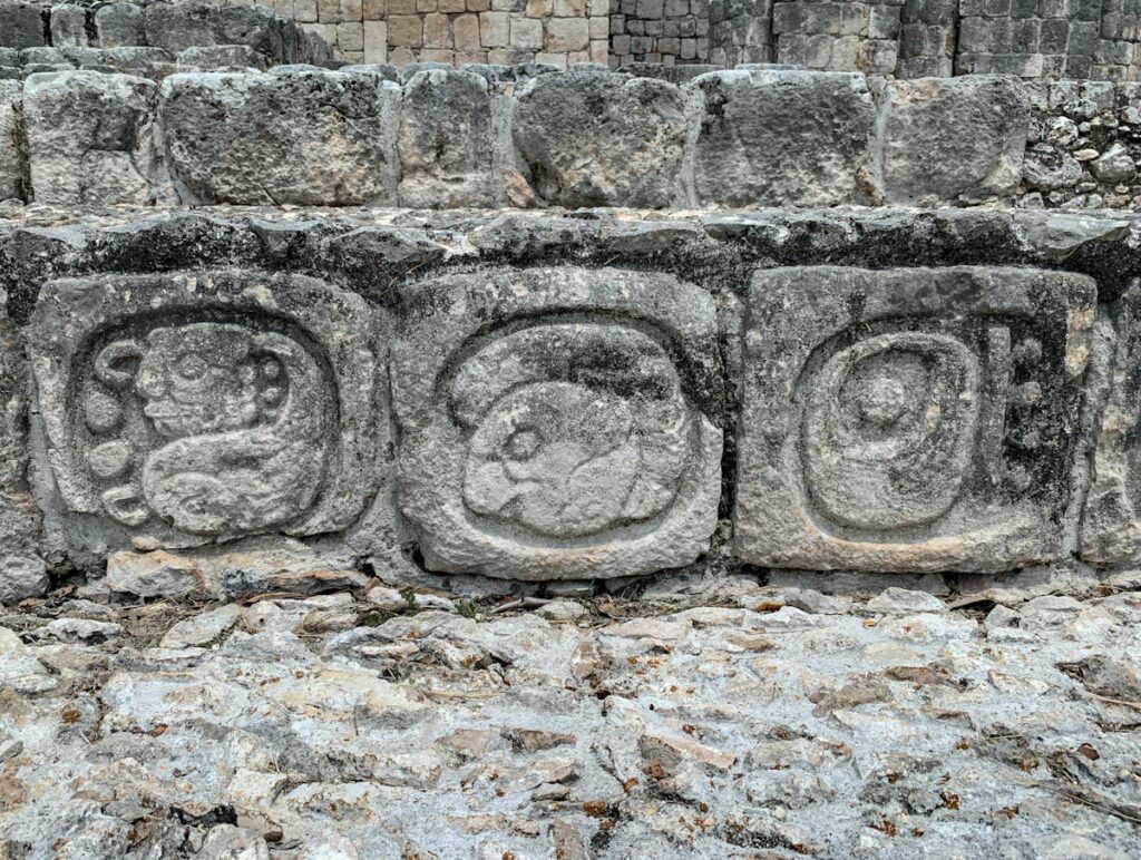 Резьба по камню эпохи майя