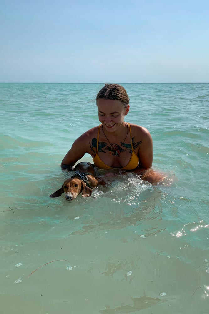 Девушка в лазцрном море с собакой