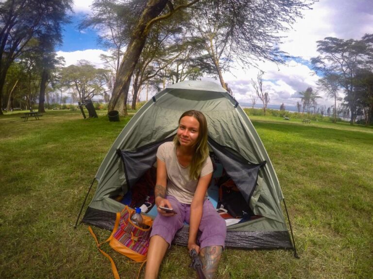 Девушка в палатке у водоема Найваша