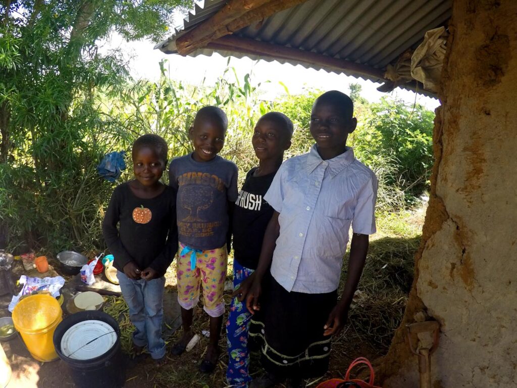 Чернокожие дети улыбаются в камеру — Кения