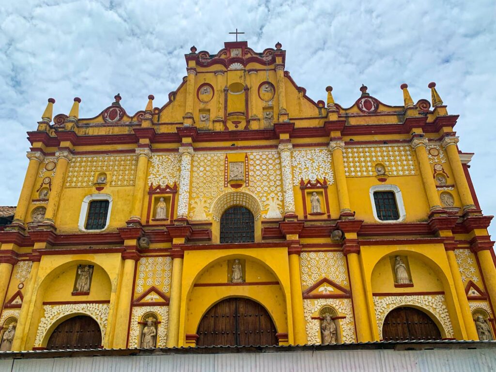 Желтая церковь в Сан-Кристобаль-де-Лас-Касас