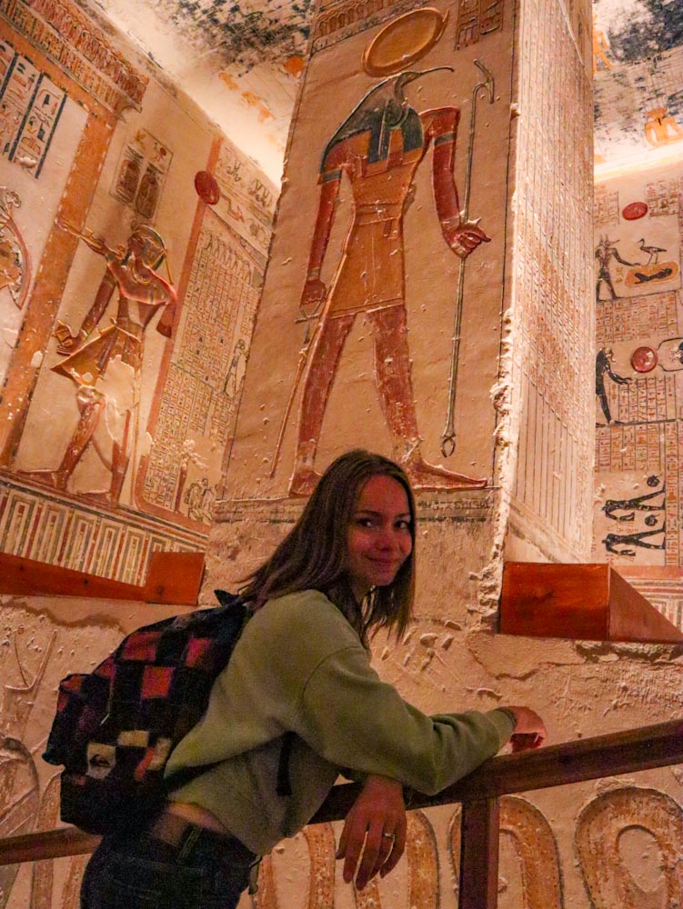 Девушка на фоне египетского бога