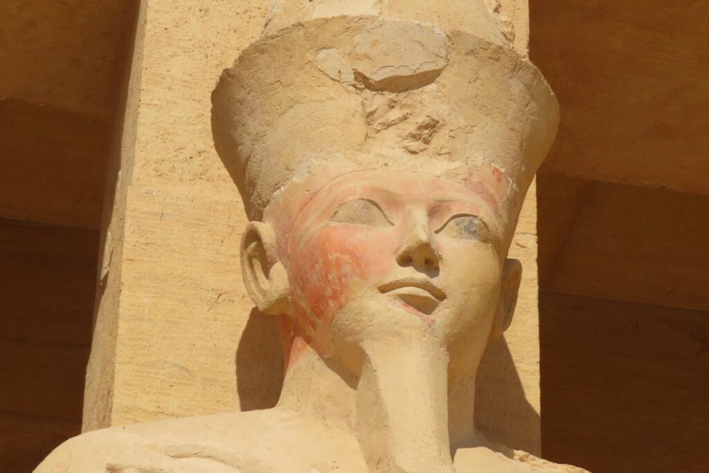 Голова египетской статуи вблизи