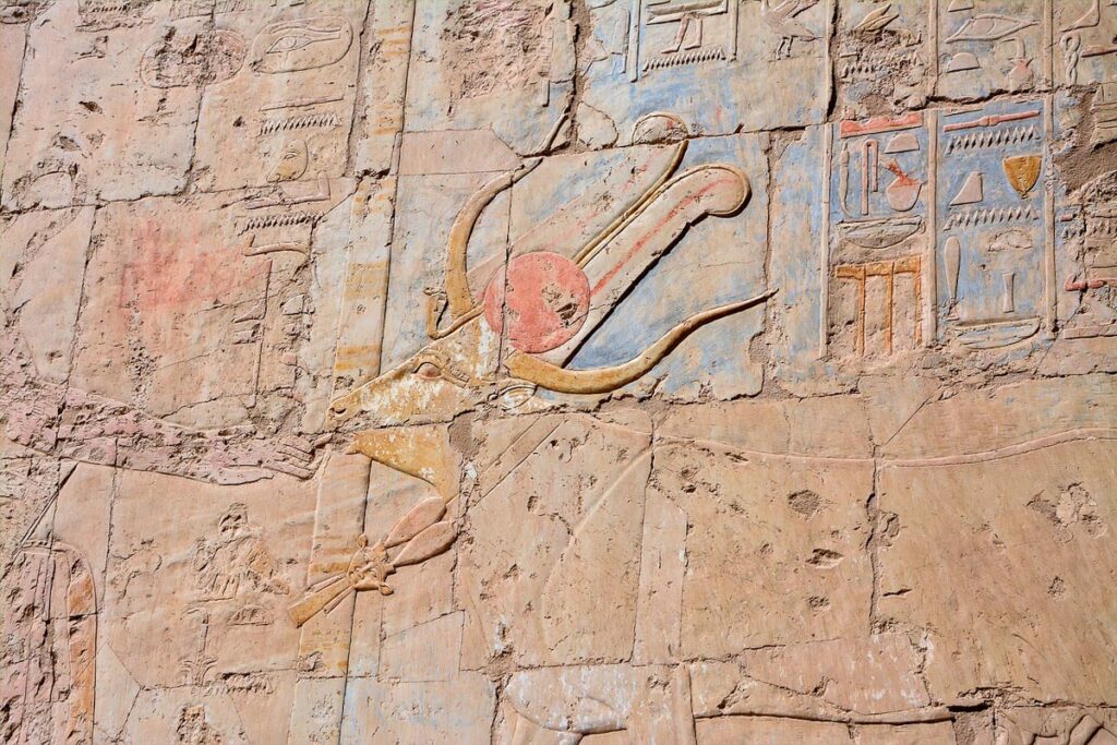 фреска в виде коровы с короной Египта